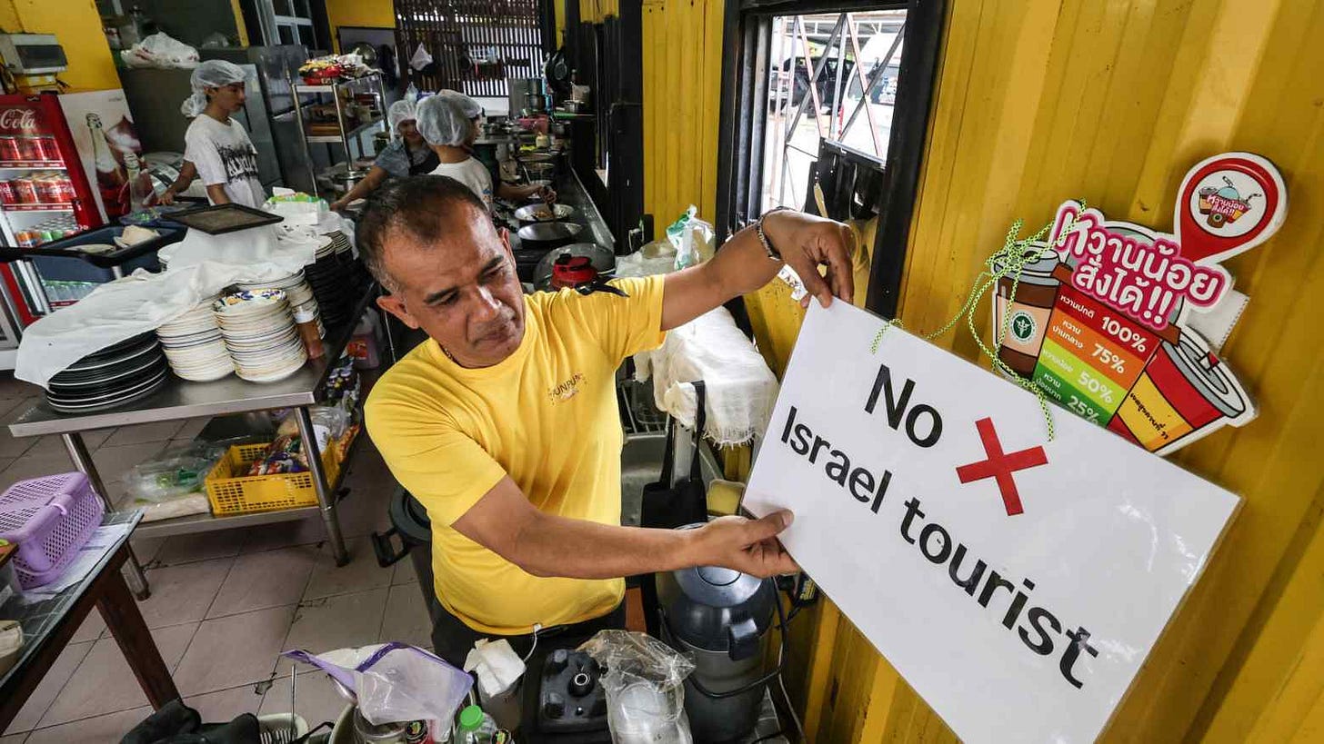 20251111N thai no israeli tourists sign