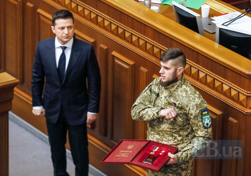 Зеленский присвоил звание Героя Украины добровольцу "Правого сектора" с позывным "Да Винчи" Зеленский присвоил звание Героя Украины добровольцу "Правого сектора" с позывным "Да Винчи"