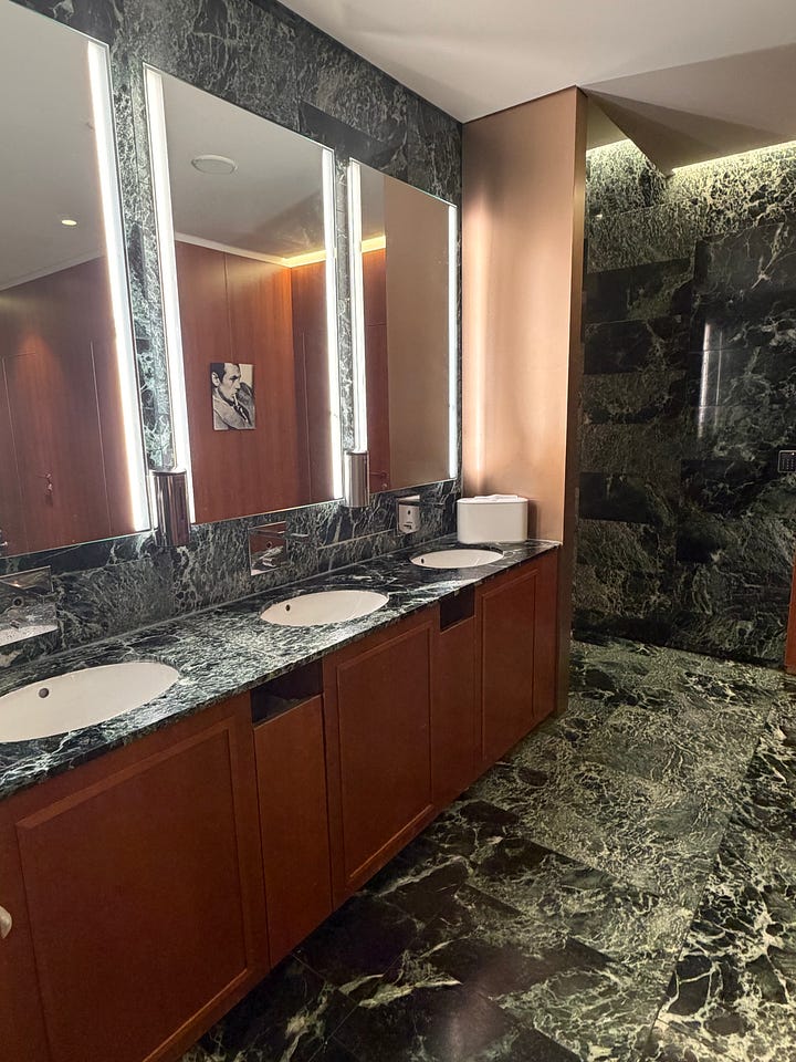 Foto di 4 bagni comuni degli Hotel che mi hanno ospitato