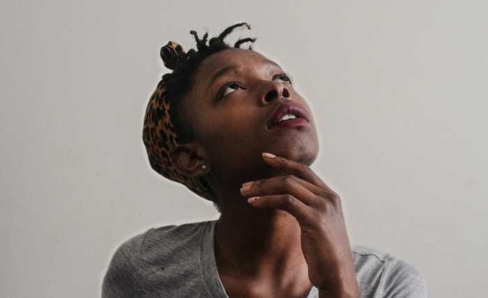 Femme en plein réflexion