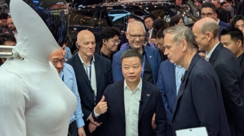 Oliver Blume, PDG de Volkswagen (à droite), écoute attentivement He Xiaopeng, PDG de Xpeng. (Photo : Kazuyuki Okudaira). 