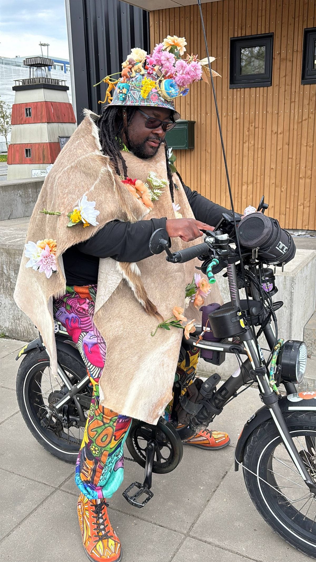 "You don't get any context when I come cycling. And it gives some pretty funny reactions. People have no idea what to think. But I'm not on anything stronger than coffee," says Tendai Frank Tagarira with a broad grin. "You don't get any context when I come cycling. And it gives some pretty funny reactions. People have no idea what to think. But I'm not on anything stronger than coffee," says Tendai Frank Tagarira with a broad grin.