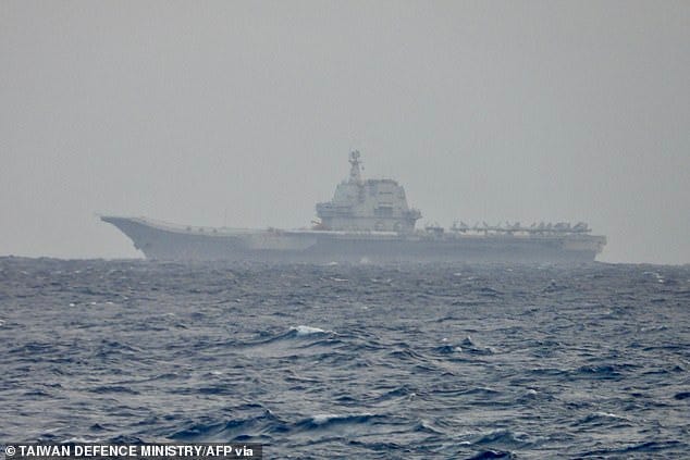 O porta-aviões chinês Shandong navegou nas águas de Taiwan em 31 de março e foi lançado em 1º de abril O porta-aviões chinês Shandong navegou nas águas de Taiwan em 31 de março e foi lançado em 1º de abril