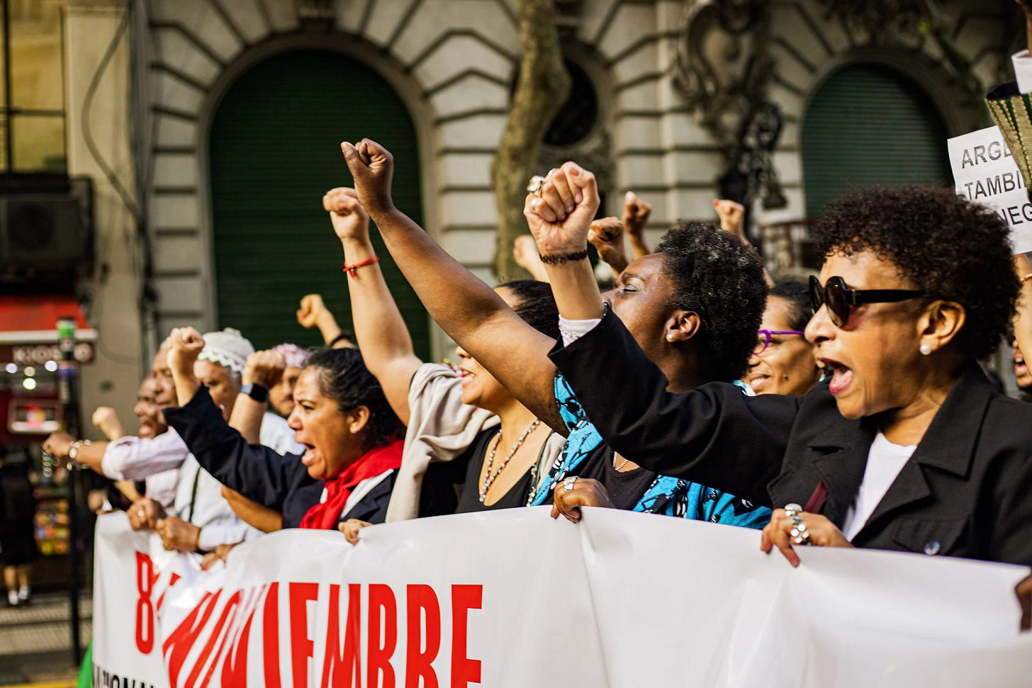 ¿Argentina es un país racista? | Ornitorrinco Ya en el siglo XXI, escuchamos a Alberto Fernández decir que los argentinos venimos de los barcos, de Europa. Y así, repitiendo discursos, siendo ignorantes con la realidad que nos rodea, es que fuimos olvidando que estamos hechos de los retazos de nuestros antepasados.