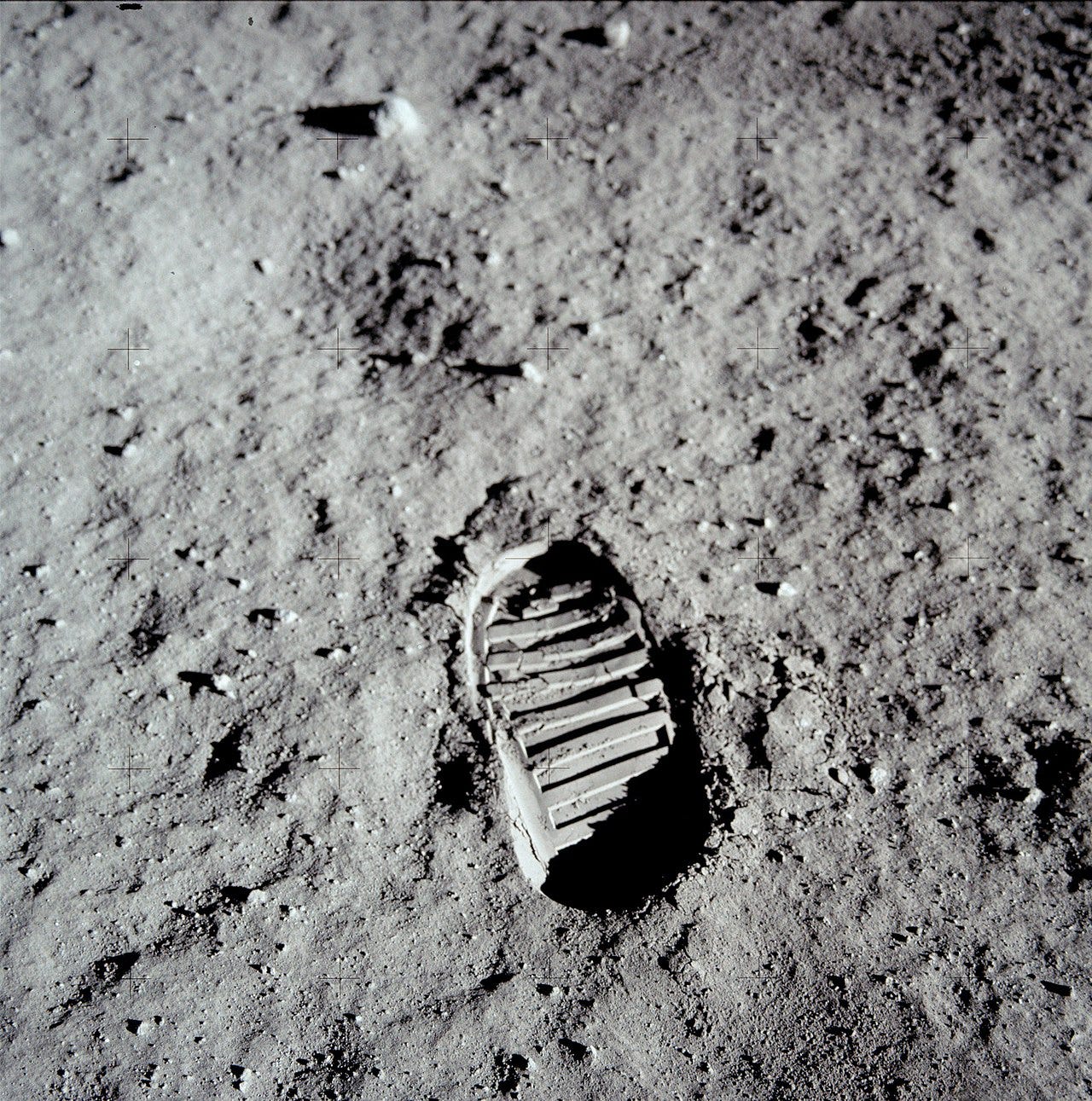 empreinte de botte dans le sol lunaire.