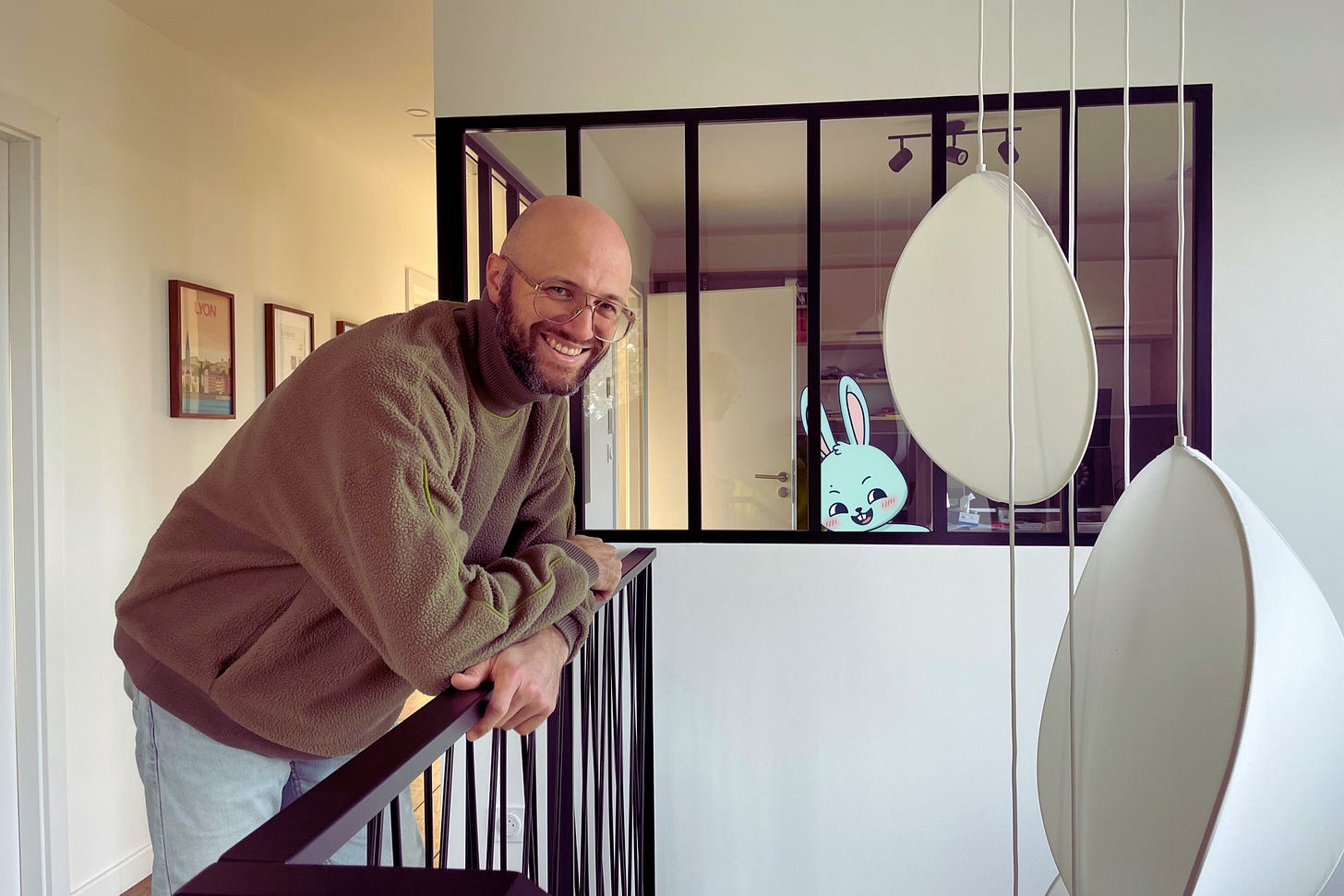 Photo de Yoann en haut d'un escalier.