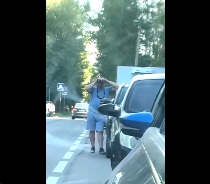Binocular_PetrolQueue_01.png