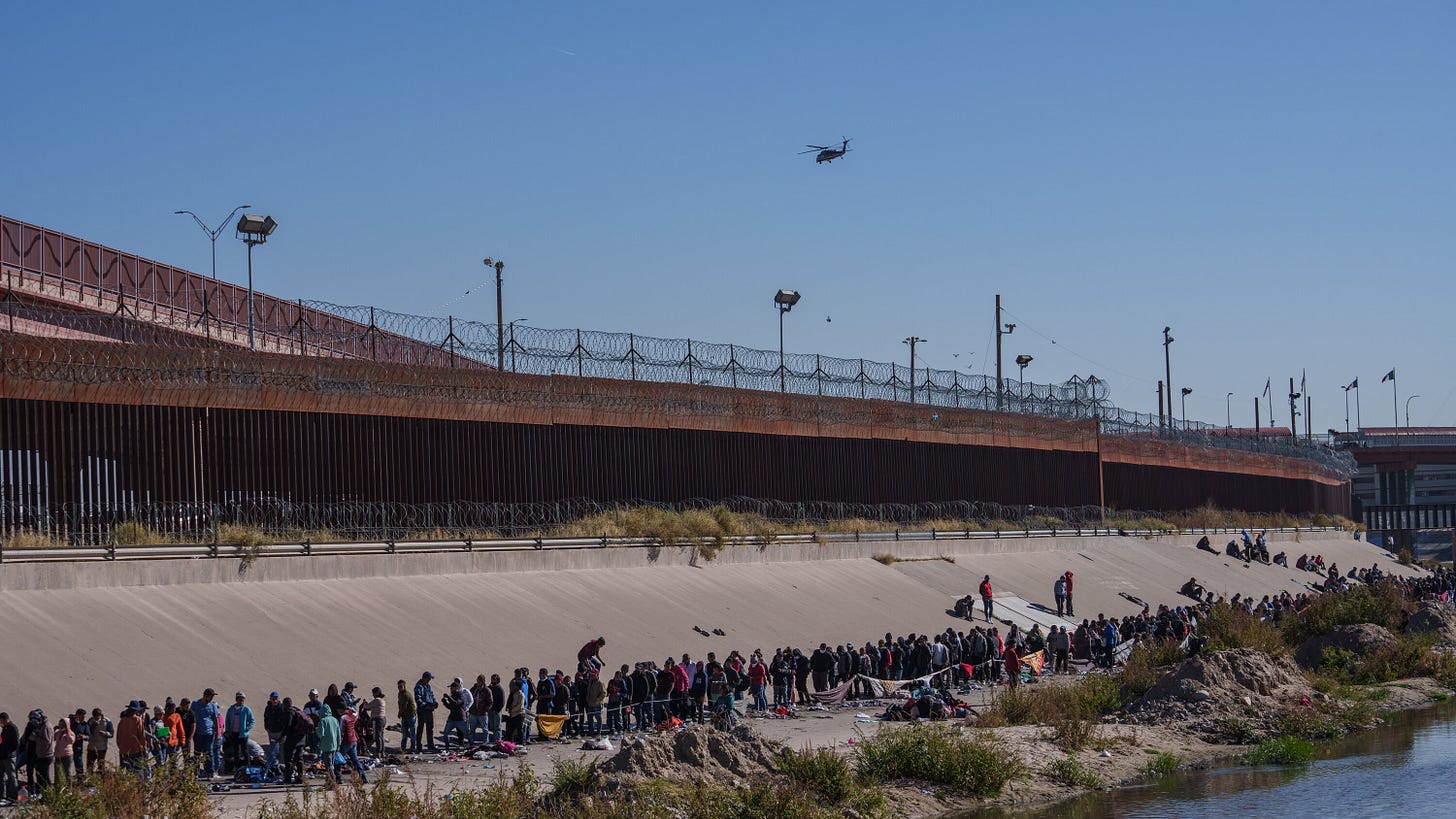 Texas Clamps Down on Border in El Paso - The New York Times