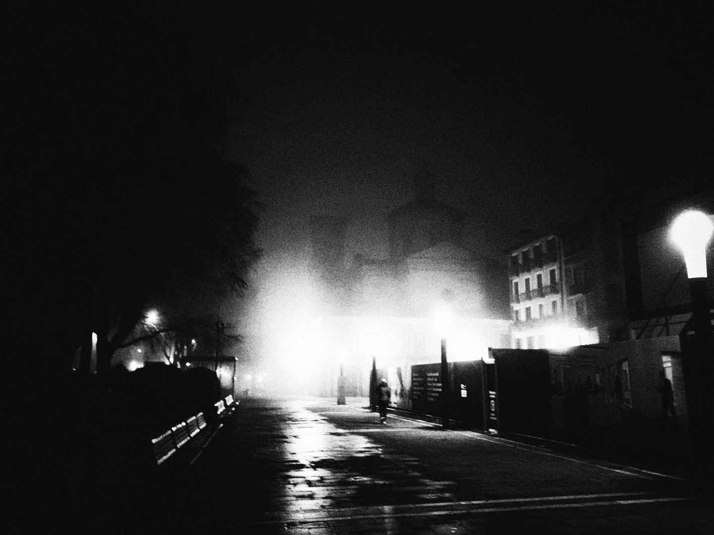 Puede ser una imagen en blanco y negro de una persona, niebla y calle
