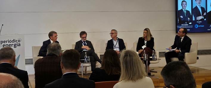 Un grupo de personas sentadas frente a una pantalla

El contenido generado por IA puede ser incorrecto.