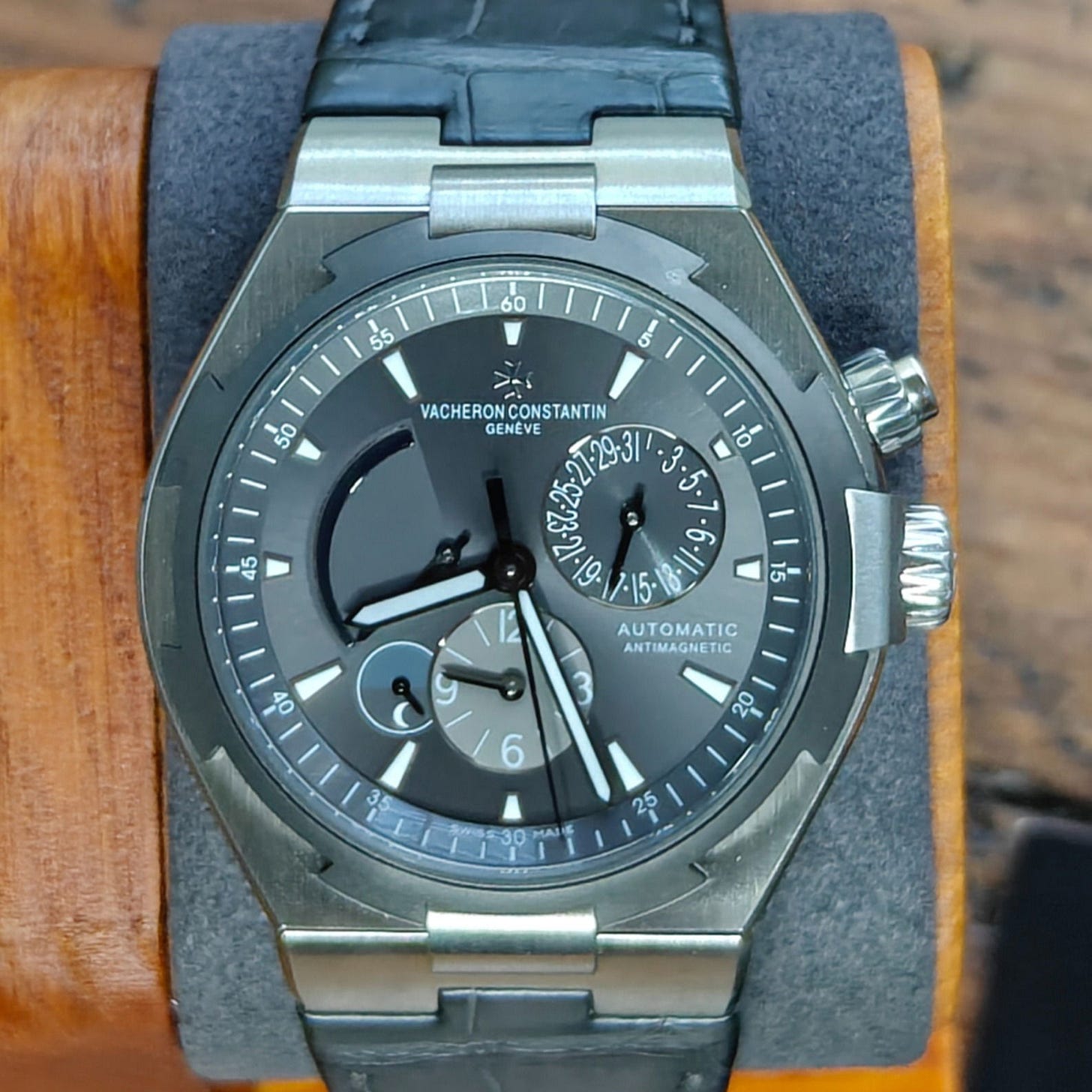 Vacheron Constantin Overseas Dual Time 42 Steel / Titanium / Gray / Strap 47450/000W-9511 Listing Image 1 Vacheron Constantin Overseas Dual Time 42 Steel / Titanium / Gray / Strap 47450/000W-9511 Listing Image 1