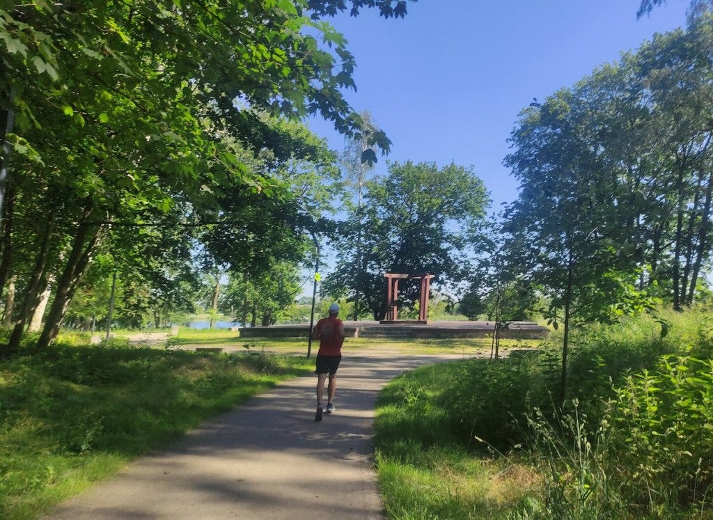 A wooden structure in front of the path, as the run goes round to the right then back to the left to head along the riverside