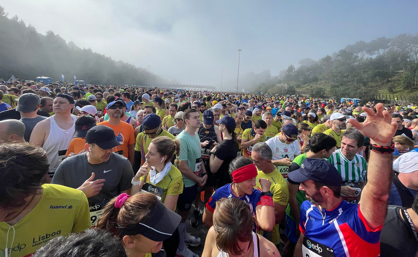 Crowd lining up at the start of the EDP Lisbon Half Marathon 