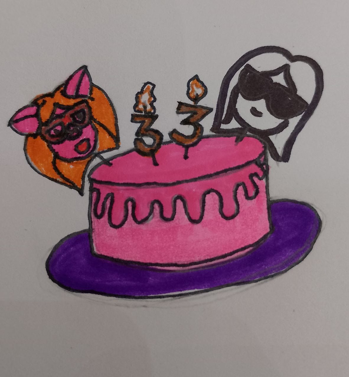 A imagem mostra um desenho de um bolo de aniversário com velas que formam o número "33". Há duas figuras no topo do bolo: uma porquinha antropomórfica com orelhas pontudas e rosto rosado e óculos vermelhos à esquerda, e uma figura humana com óculos escuros e cabelo escuro à direita.