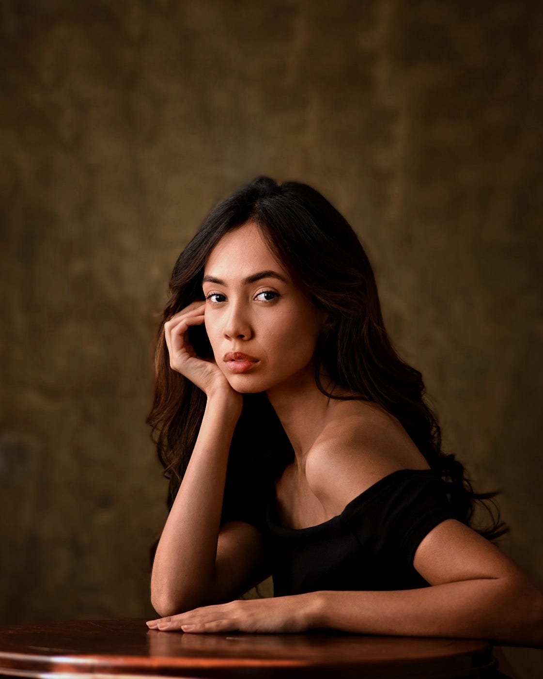 A MODELO LETÍCIA VANZAN POSA ELEGANTEMENTE EM UMA MESA A MODELO LETÍCIA VANZAN POSA ELEGANTEMENTE EM UMA MESA