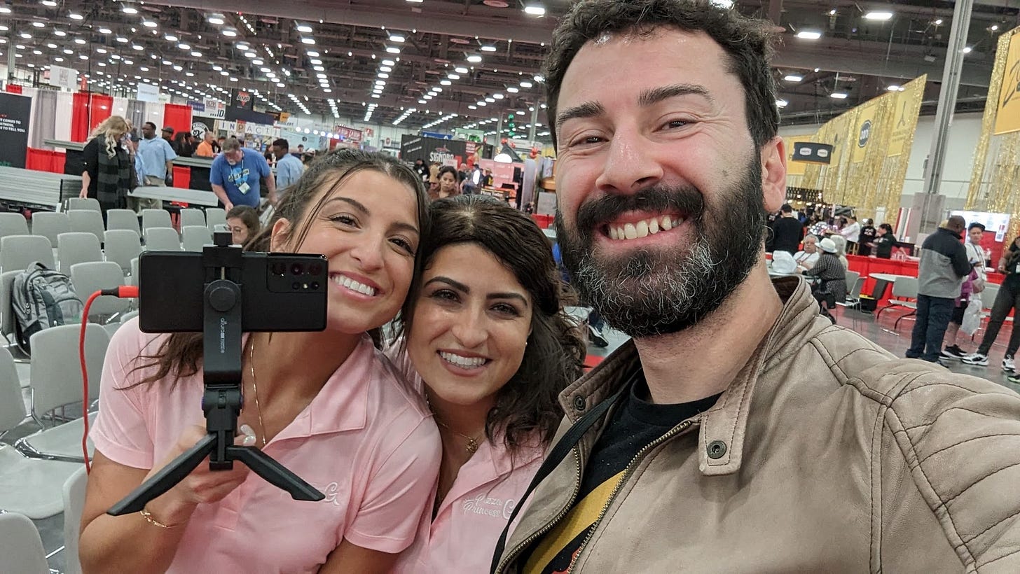 Selfie con Giuliana e Bianca Calascibetta al Pizza Expo 2023 Selfie con Giuliana e Bianca Calascibetta al Pizza Expo 2023
