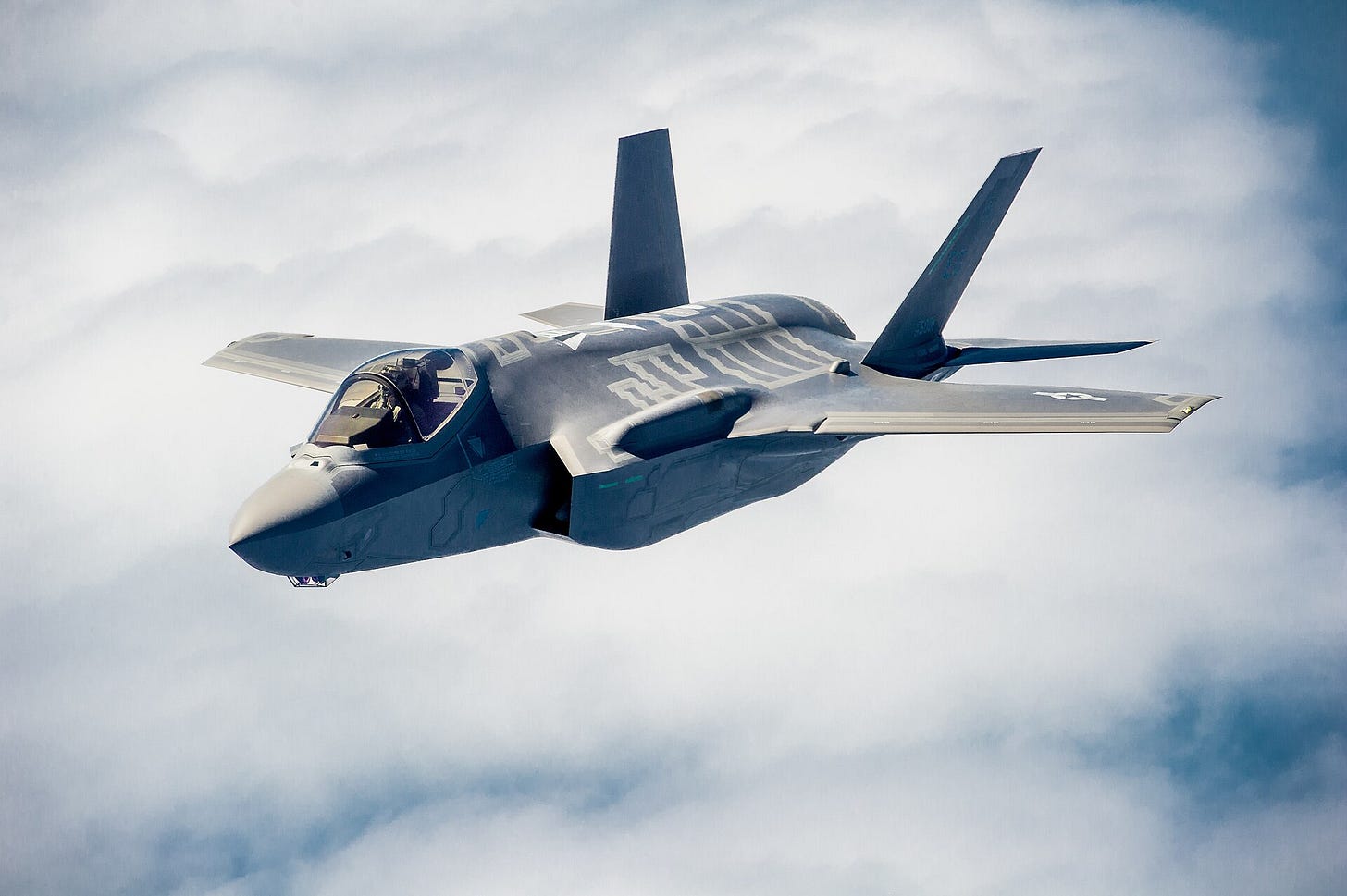 Jopa mahdolliset aliarviot huomioon ottaen F-35:n CO₂-jalanjälki on hyvin, hyvin pieni verrattuna maailmanlaajuiseen kaupalliseen lentoliikenteeseen. Jopa mahdolliset aliarviot huomioon ottaen F-35:n CO₂-jalanjälki on hyvin, hyvin pieni verrattuna maailmanlaajuiseen kaupalliseen lentoliikenteeseen.