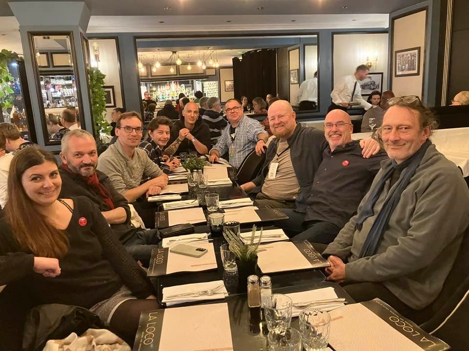 Peut être une image de 8 personnes et table