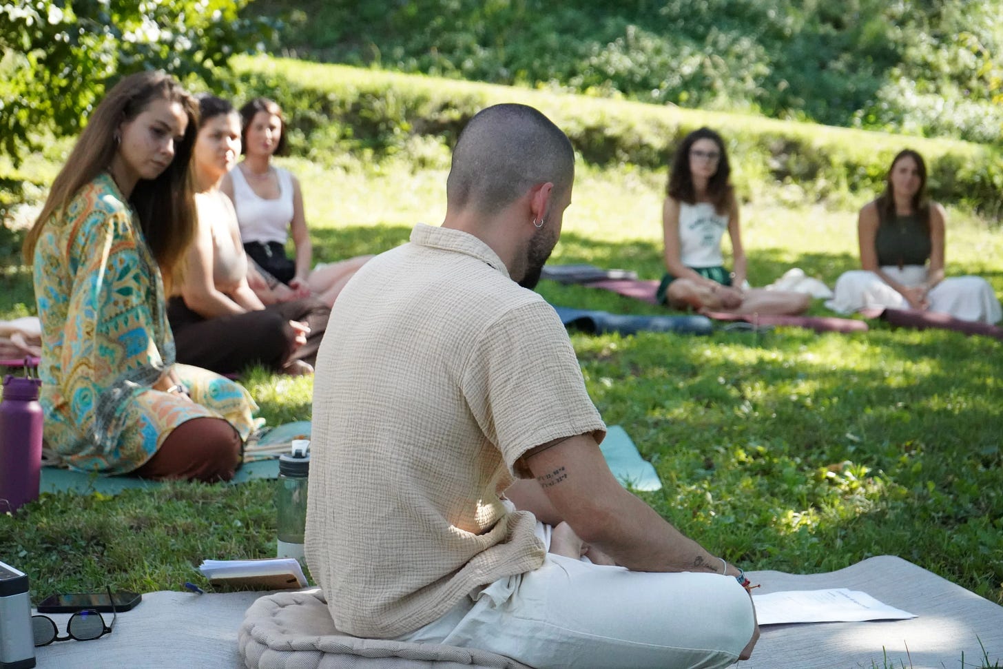 Alessandro che tiene una meditazione guidata al ritiro mindfulness Onawa