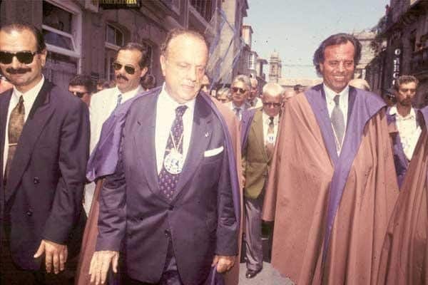 Julio Iglesias (right) in the cape of the Knights of Albariño, walks with Manuel Fraga (left) Julio Iglesias (right) in the cape of the Knights of Albariño, walks with Manuel Fraga (left)