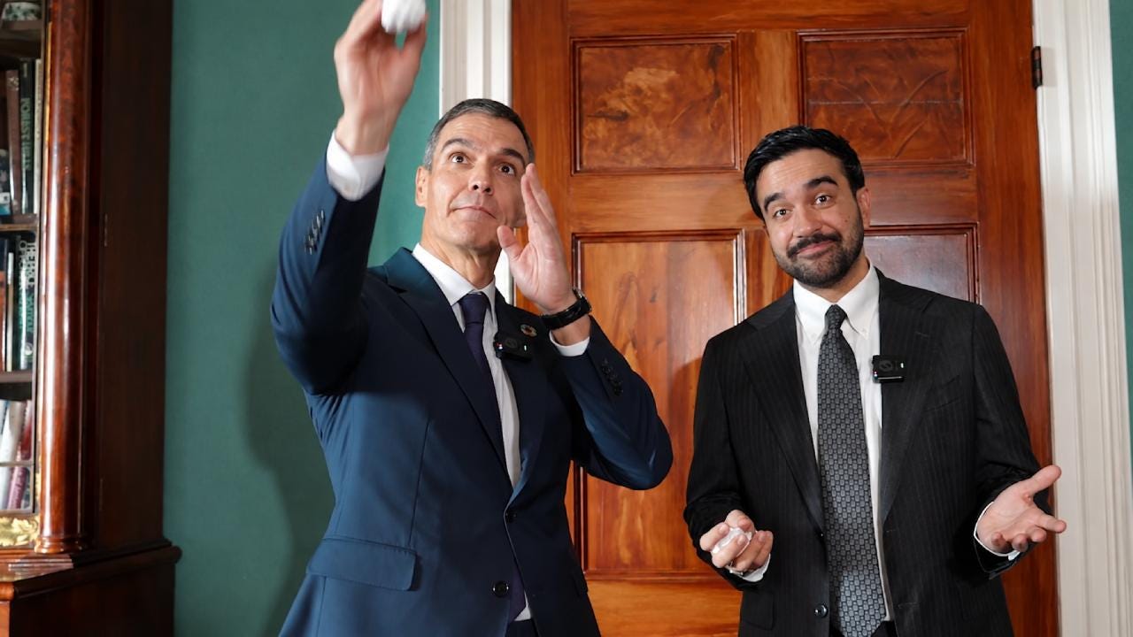 Pedro Sánchez y Mamdani se graban jugando con bolas de papel