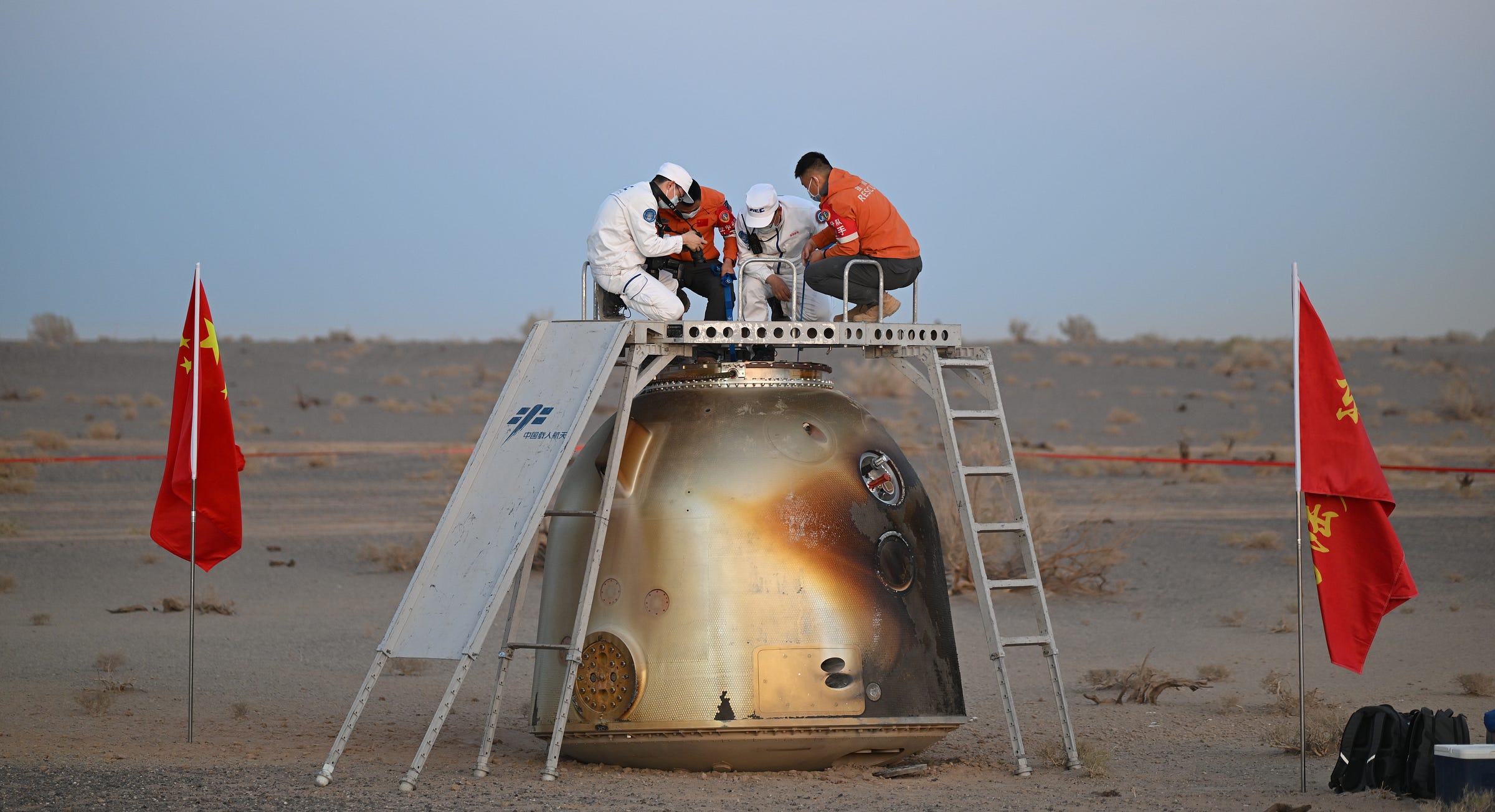 Recovery personnel working to open the Shenzhou-22 spacecraft’s hatch to extract the Shenzhou-21 crew from inside on May 29th 2026. Recovery personnel working to open the Shenzhou-22 spacecraft’s hatch to extract the Shenzhou-21 crew from inside on May 29th 2026.