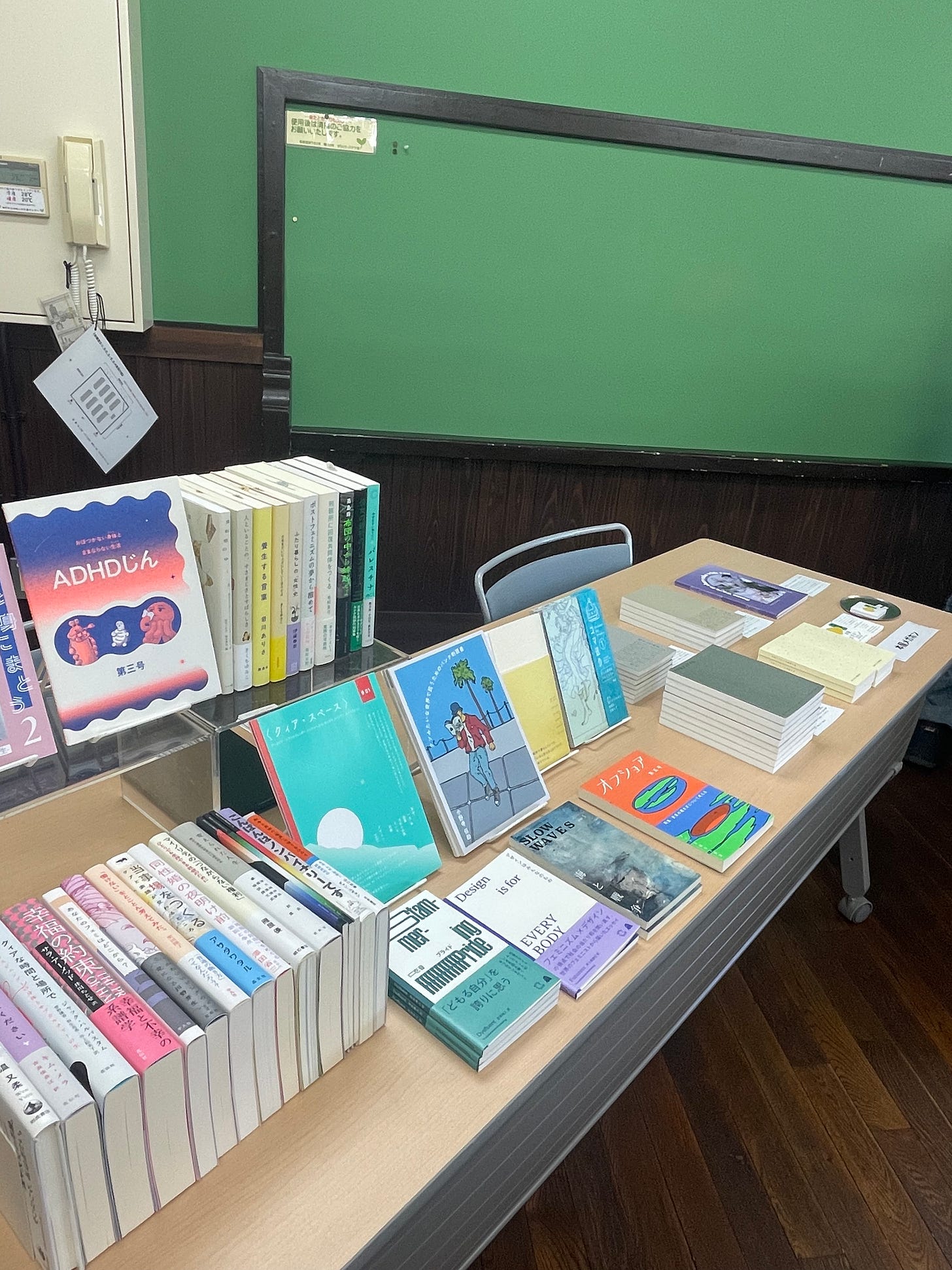 出店の様子。長机に本が陳列されている。