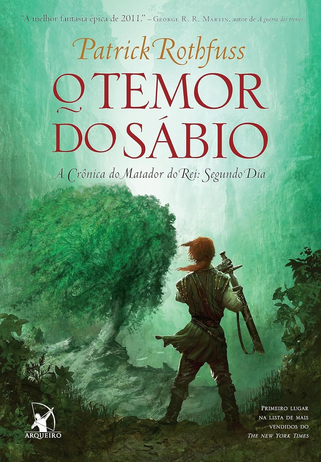 Capa da edição nacional de O Temor do Sábio, da Editora Arqueiro. O fundo é verde e o título vermelho. Há uma árvore mais atrás e na frente vemos o protagonista, Kvothe, de costas. Ele tem cabelo ruivo amarrado em rabo de cavalo, usa roupas verdes e segura uma espada sendo desembainhada.