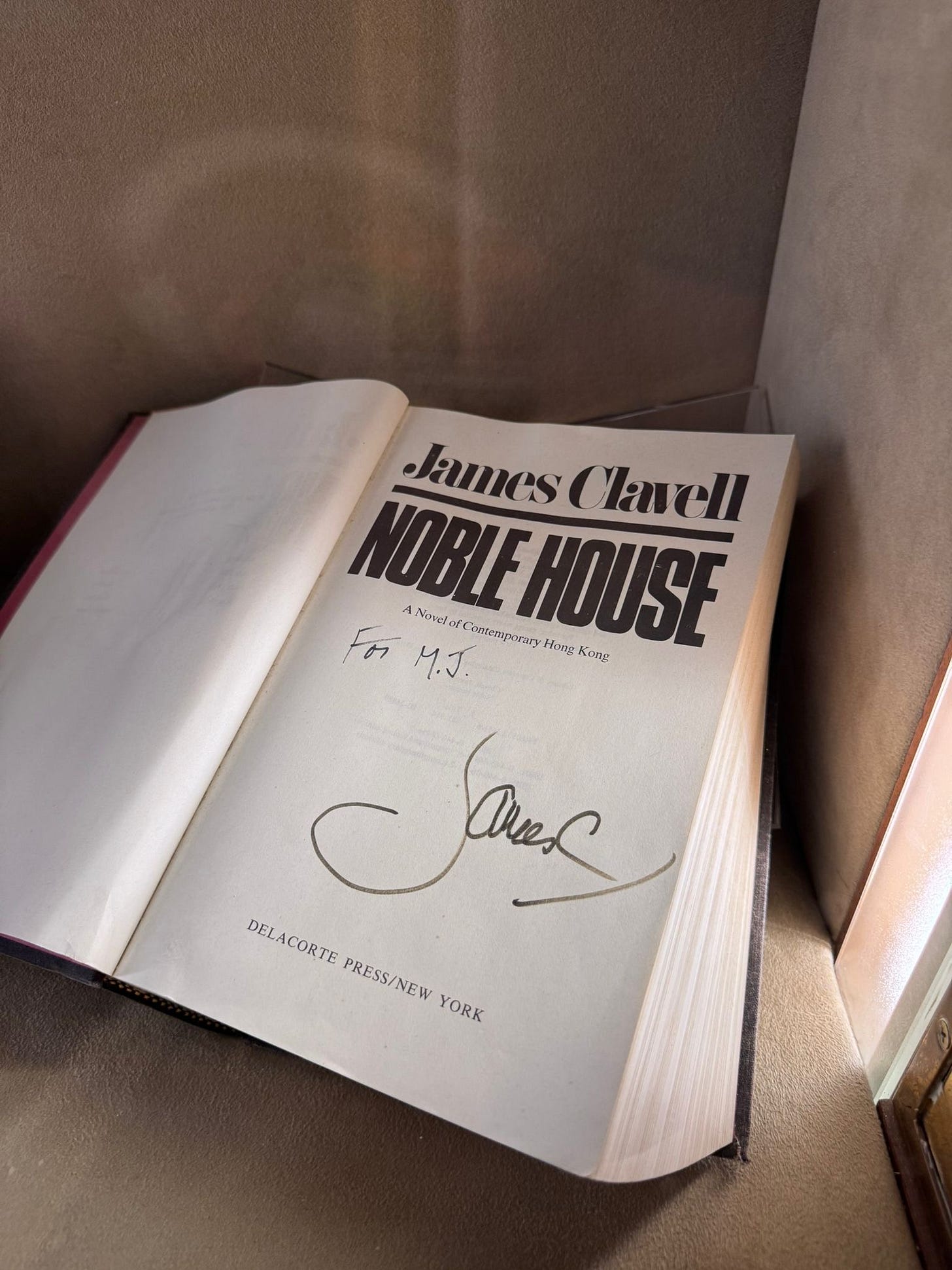 A book with a signature on it

AI-generated content may be incorrect.