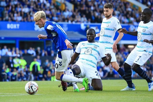 Jorginho's penalty gives Chelsea opening win at Everton