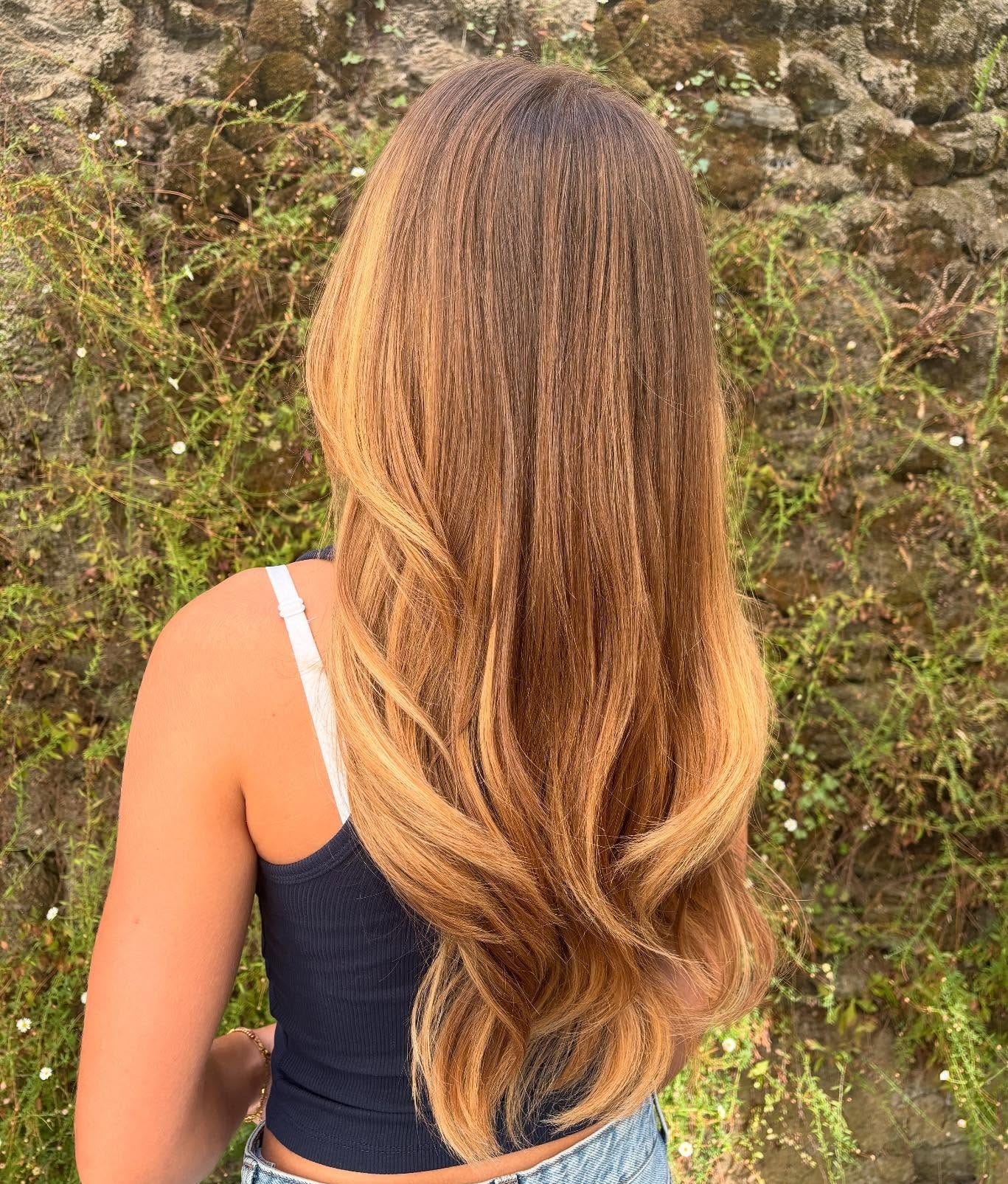 Peut être une image de 1 personne, cheveux blonds et tresses