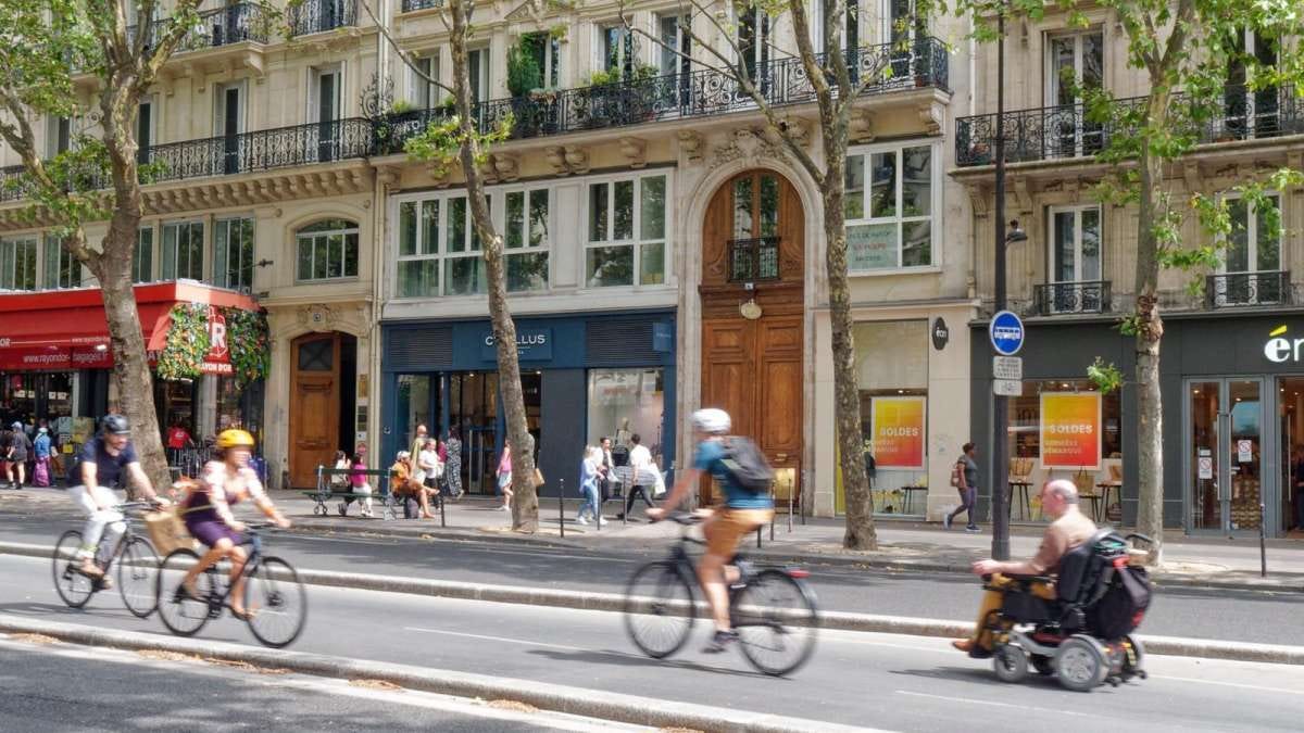 Fauteuil roulant sur voie cyclable
