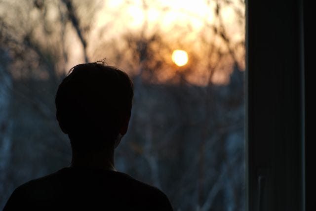 Eu assistindo ao pôr-do-sol da minha janela
