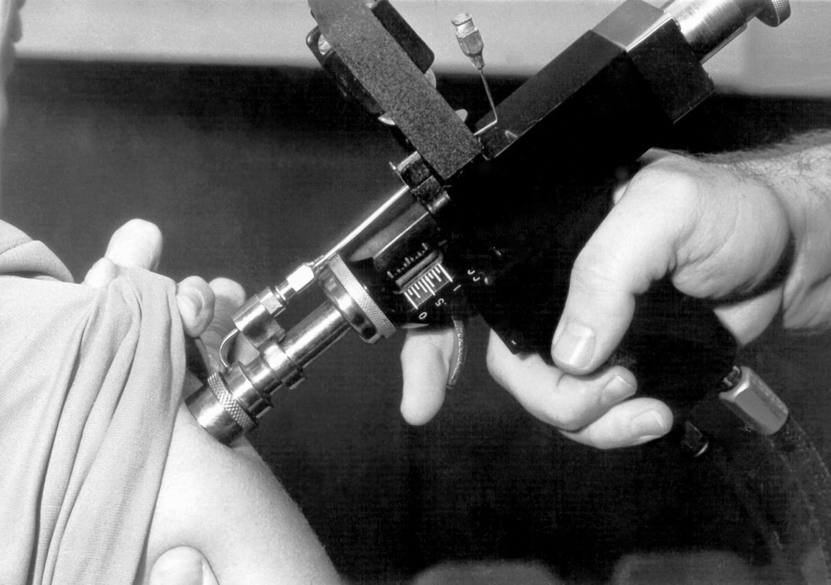 Image of a jet injector being used to administer the smallpox vaccine Image of a jet injector being used to administer the smallpox vaccine