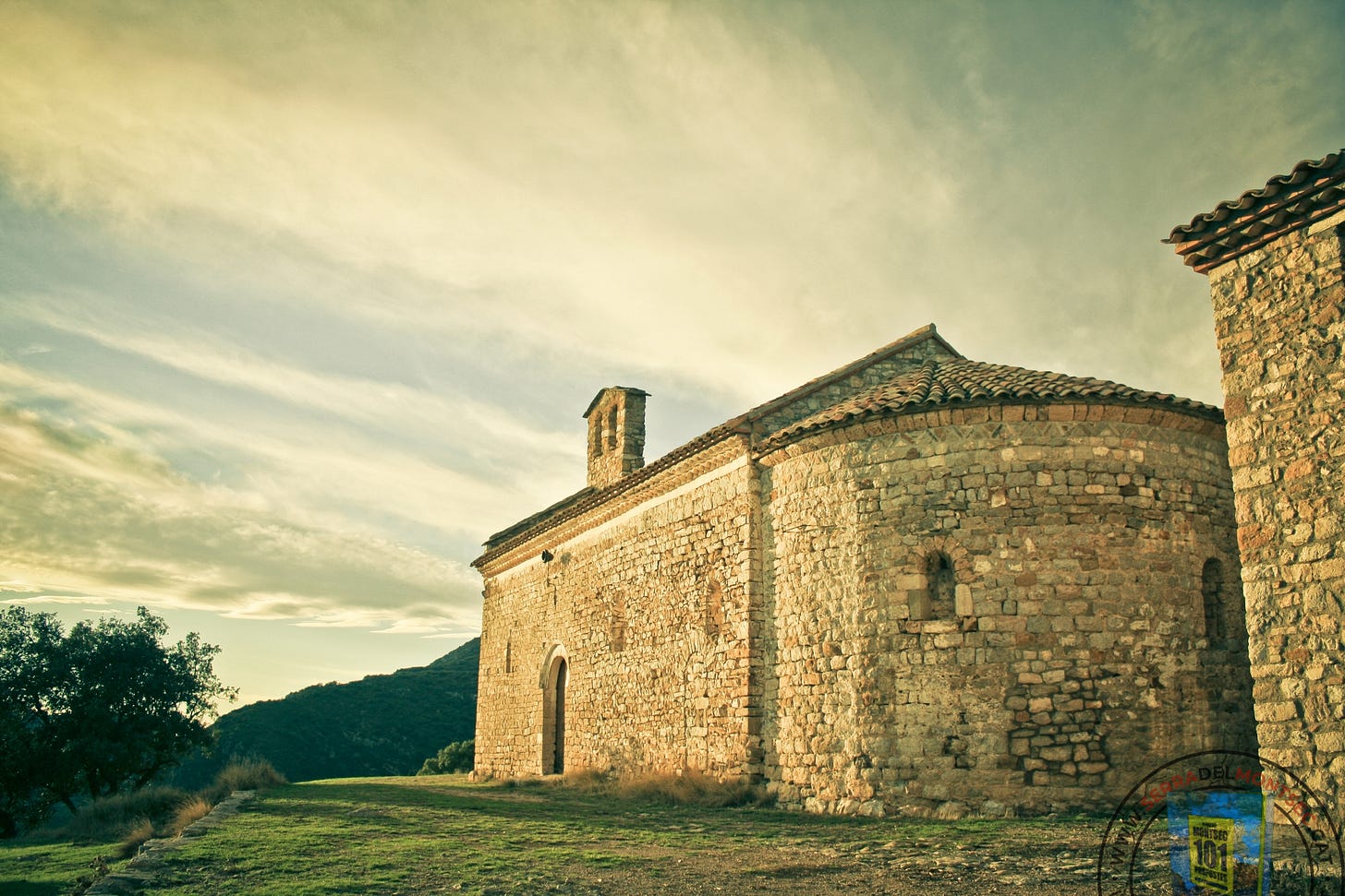 Ermita de la Mare de Déu del Puig de Meià, el gran balcó sobre la Coma de Meià. Vilanova de Meià, Montsec de Rúbies. La Noguera, Lledida. Catalunya.