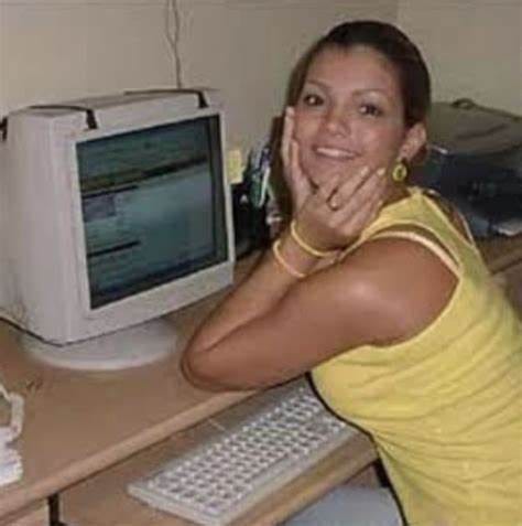 Kelly Key no computador