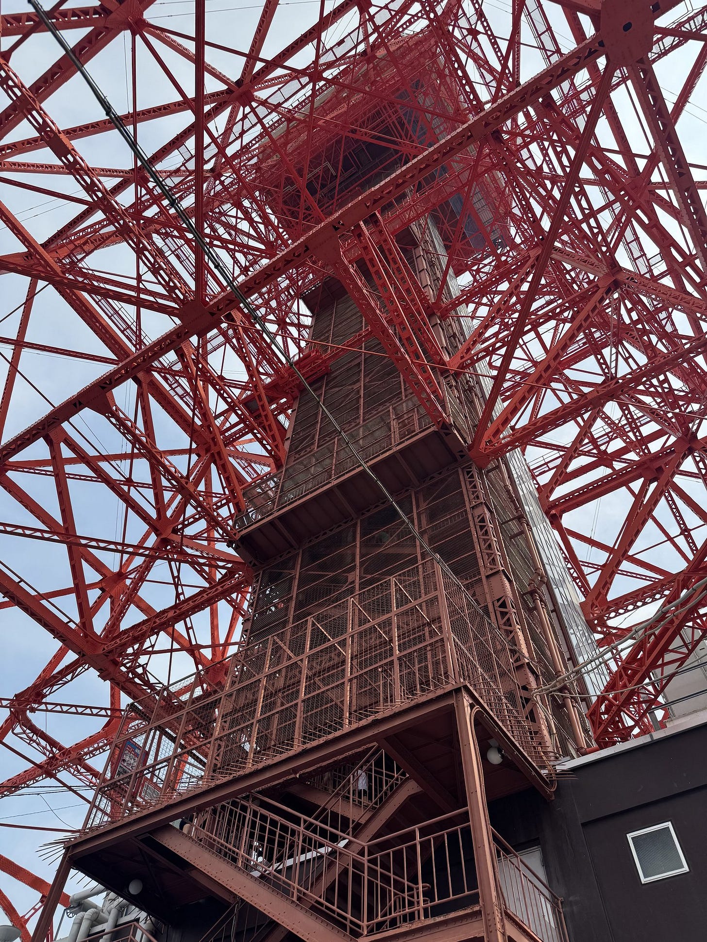 真下から見上げた東京タワー。迫力に少しひるんだ瞬間 真下から見上げた東京タワー。迫力に少しひるんだ瞬間