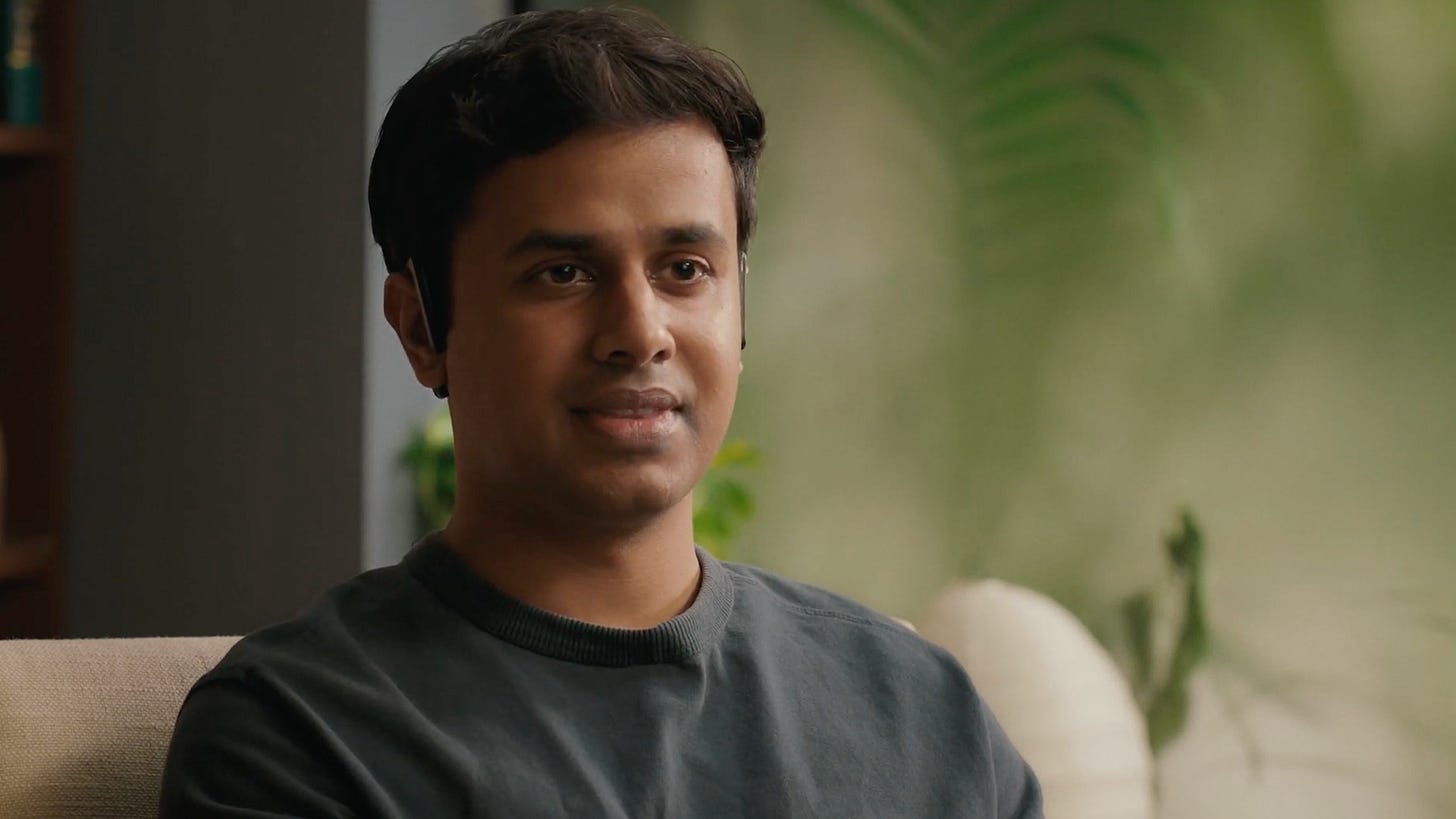 Giám đốc điều hành AlterEgo Arnav Kapur đang đeo nguyên mẫu tai nghe của công ty. 