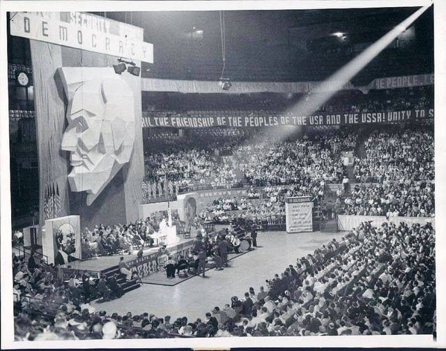 Tenth Communist Party USA convention in Chicago. Portraits of Lincoln,  Lenin and Stalin flanked the stage, while the Party's leader spoke, May  1938. [1000 x 786] : r/HistoryPorn