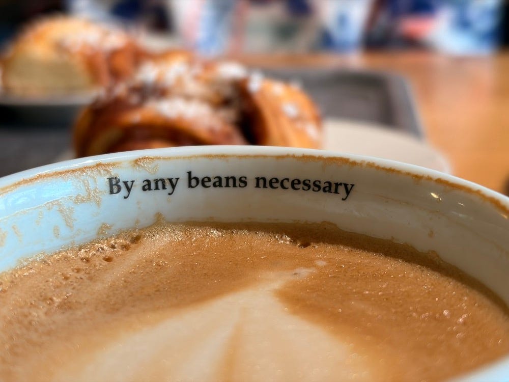 Na zdjęciu brzeg filiżanki, którą spotkałem w jednej z kawiarnii w miasteczku Porvoo, z napisem „By any beans necessary”. Na zdjęciu brzeg filiżanki, którą spotkałem w jednej z kawiarnii w miasteczku Porvoo, z napisem „By any beans necessary”.