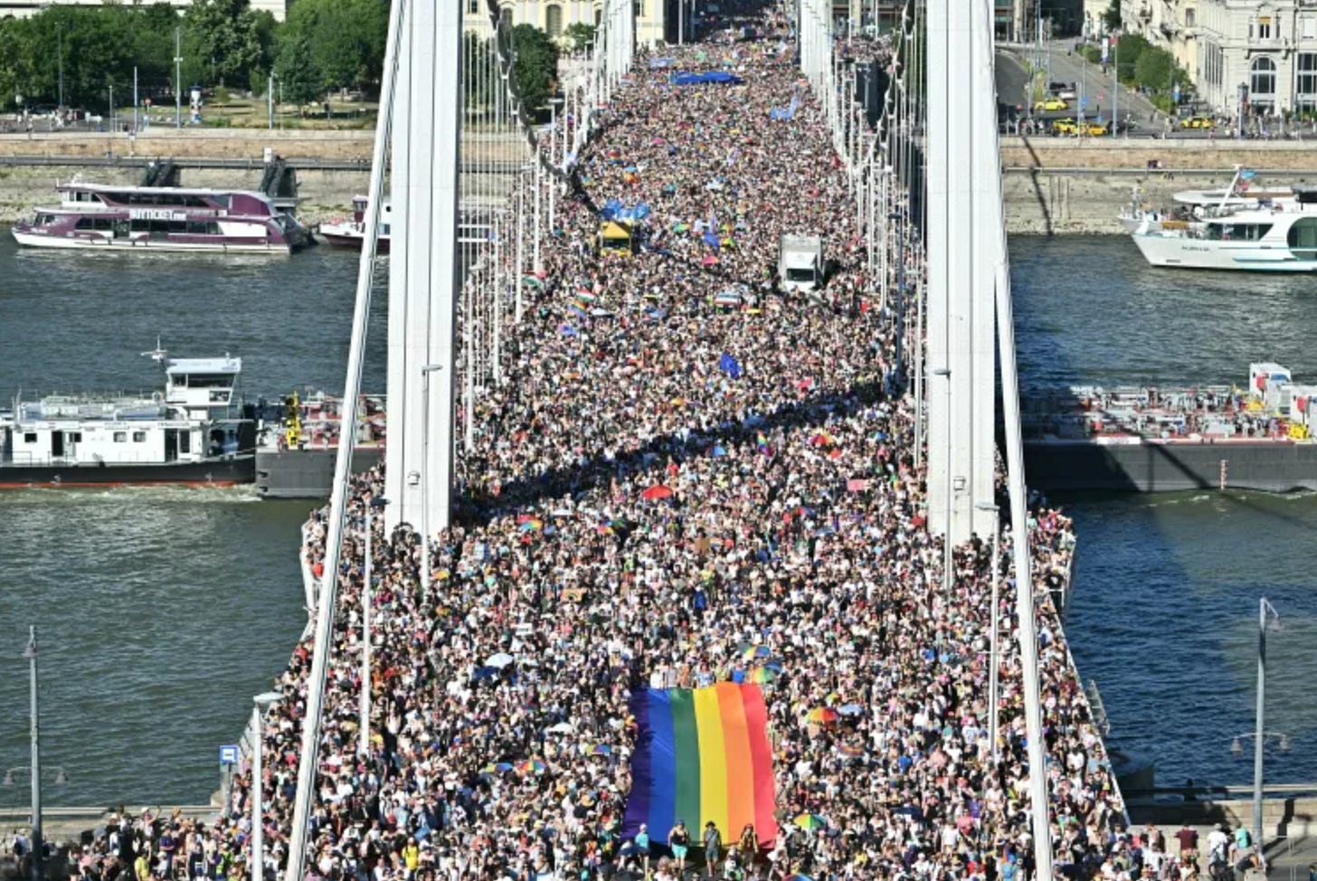 A large crowd of people walking on a bridge

AI-generated content may be incorrect.