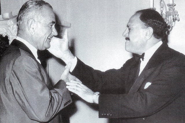 r/HistoryPorn - President Ayub Khan of Pakistan gives the American president Lyndon B. Johnson a friendly slap, December 1965 [1024x682]