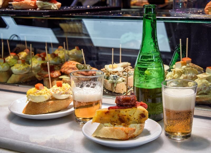 Tapas Españolas O Aperitivos Y Vasos De Cerveza En Barra. Foto de archivo -  Imagen de cerveza, delicioso: 187516646