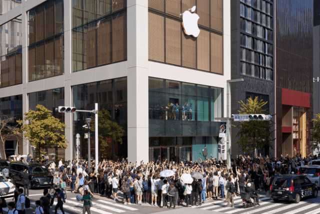 Crowds gather outside Apple Ginza, with its four-story design that honors Apple’s history in Japan.