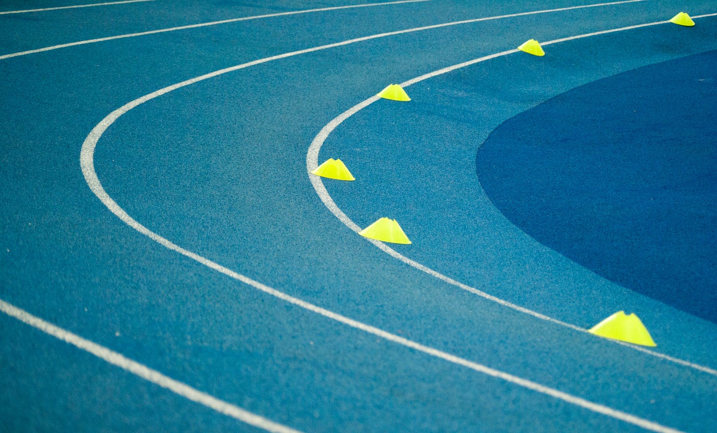 dettaglio di curva di una pista da corsa blu