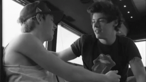 Hug Harry GIF - Hug Harry Styles - Discover & Share GIFs