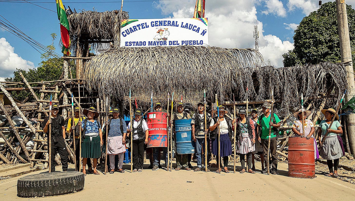 Algunas personas con estacas, escudos y lanzas protegen el último fortín de Evo Morales. Algunas personas con estacas, escudos y lanzas protegen el último fortín de Evo Morales.