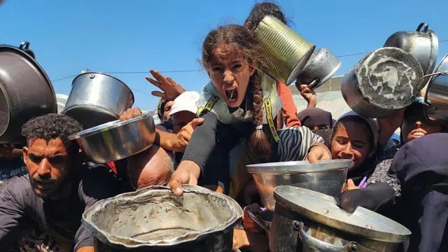 Hombres, mujeres y niños buscan comida en Gaza. Hombres, mujeres y niños buscan comida en Gaza.