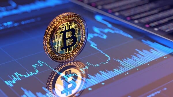 "بيتكوين" ترتد صعوداً فوق 61 ألف دولار بعد ملامسة أدنى مستوى في أسابيع