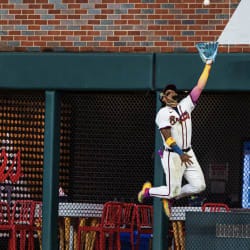 Acuña Jr. hace jugada clave en triunfo en su 1er duelo vs. su hermano menor Acuña Jr. hace jugada clave en triunfo en su 1er duelo vs. su hermano menor